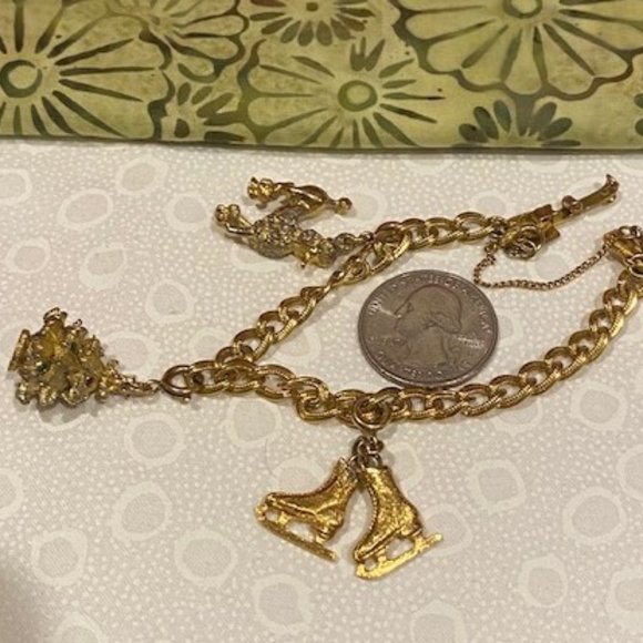 HOLIDAY🎄🎄VTG MONET Gold Tone Link Charm BRACELET - Picture 8 of 9